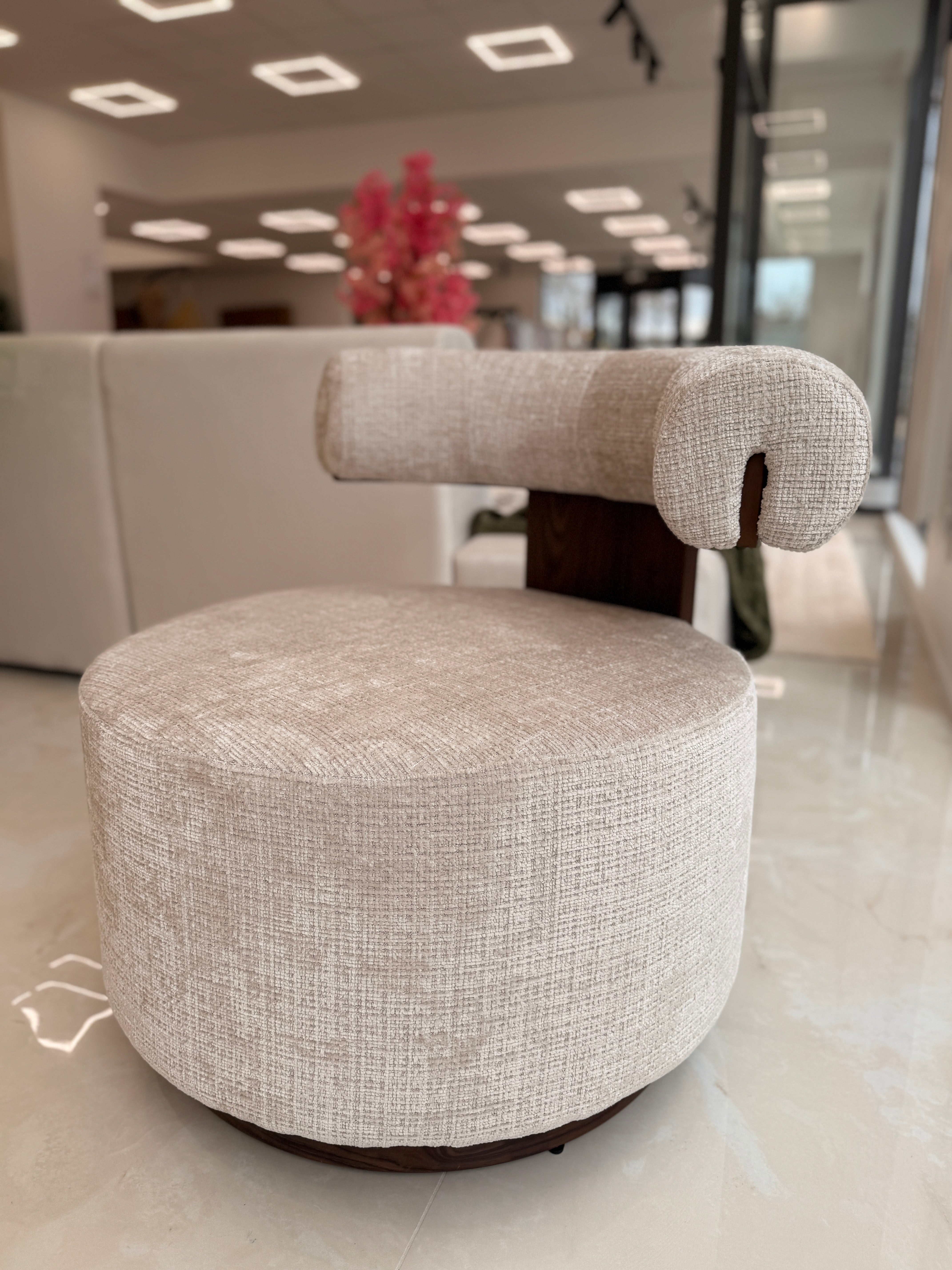 Fauteuil pivotant en matière marbella avec ses pieds en effet Bois Noyer